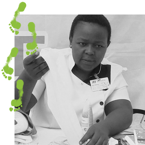 Ένας πάροχος φροντίδας επιδεικνύει πώς χρησιμοποιούνται διάφορα προϊόντα ακράτειας από την TENA. Ένας πάροχος φροντίδας επιδεικνύει πώς χρησιμοποιούνται διάφορα προϊόντα ακράτειας από την TENA.